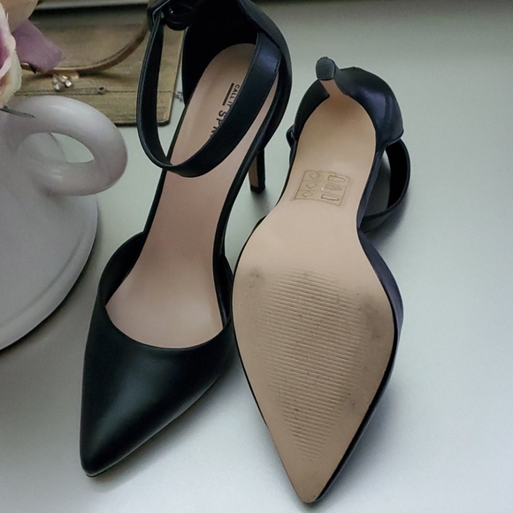 Heels - Picture 2 of 4